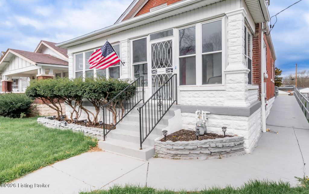 Photo of 730 S 38th St, Louisville, KY 40211 (MLS # 1712439)