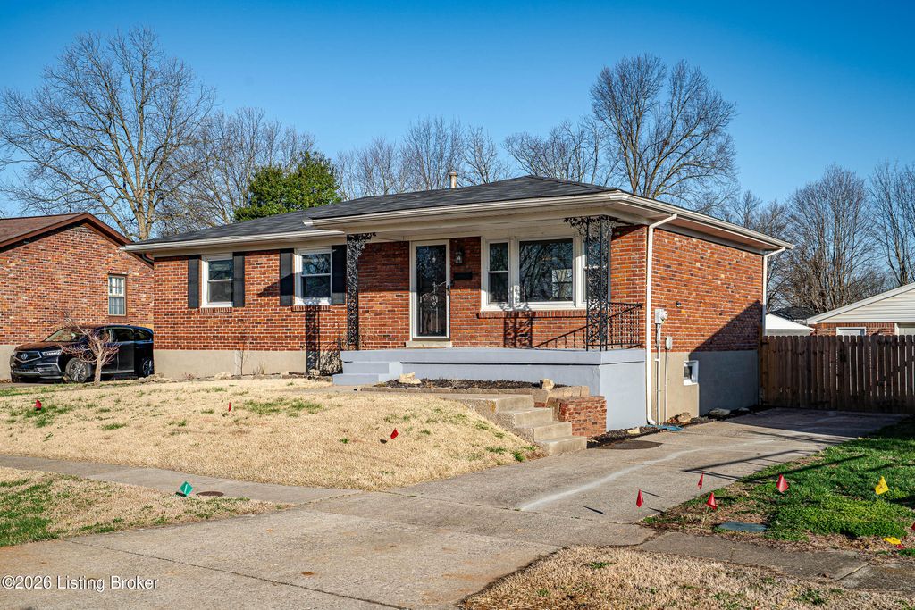 Photo of 4109 Sirate Ln, Louisville, KY 40229 (MLS # 1711580)