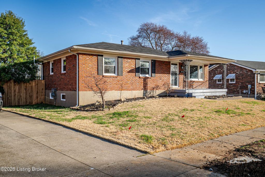 Photo of 4109 Sirate Ln, Louisville, KY 40229 (MLS # 1711580)