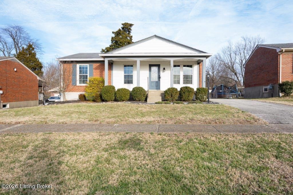 Photo of 11613 Chasewood Ct, Louisville, KY 40229 (MLS # 1707146)