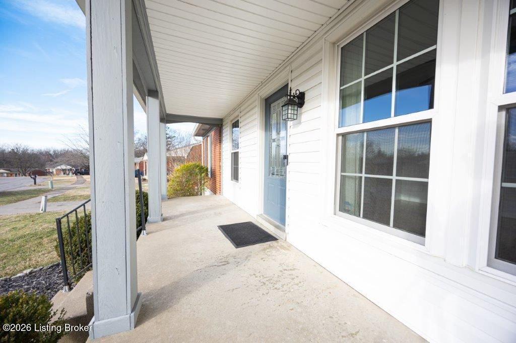 Photo of 11613 Chasewood Ct, Louisville, KY 40229 (MLS # 1707146)