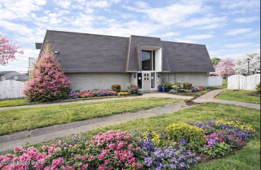 Photo of 707 La Fontenay Ct, Louisville, KY 40223 (MLS # 1727820)