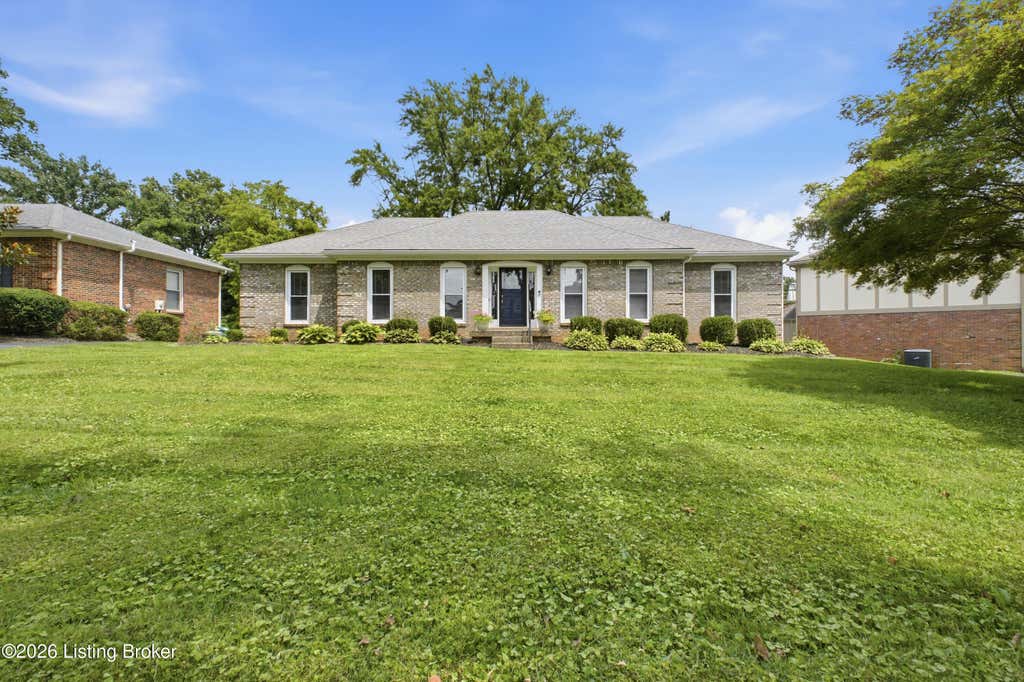 Photo of 213 Club Oak Ct, Louisville, KY 40223 (MLS # 1724617)