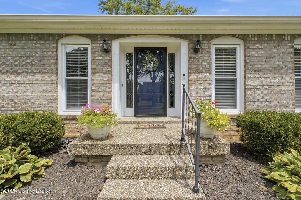 Photo of 213 Club Oak Ct, Louisville, KY 40223 (MLS # 1724617)