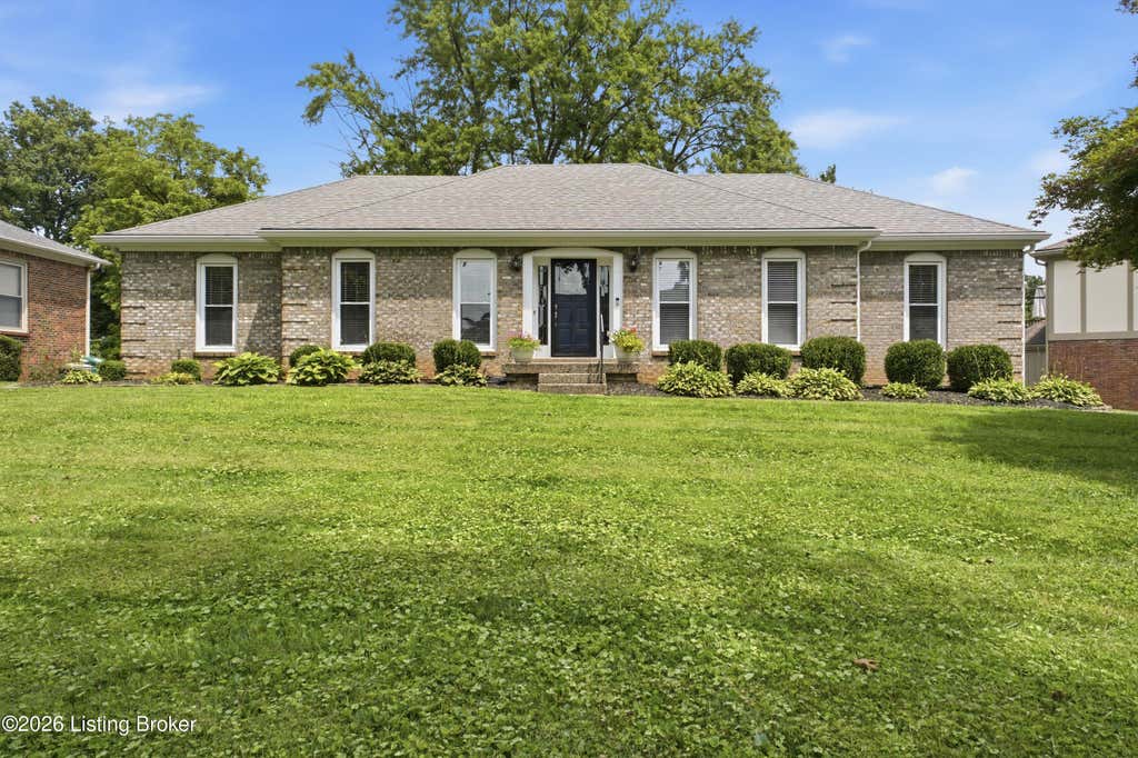 Photo of 213 Club Oak Ct, Louisville, KY 40223 (MLS # 1724617)
