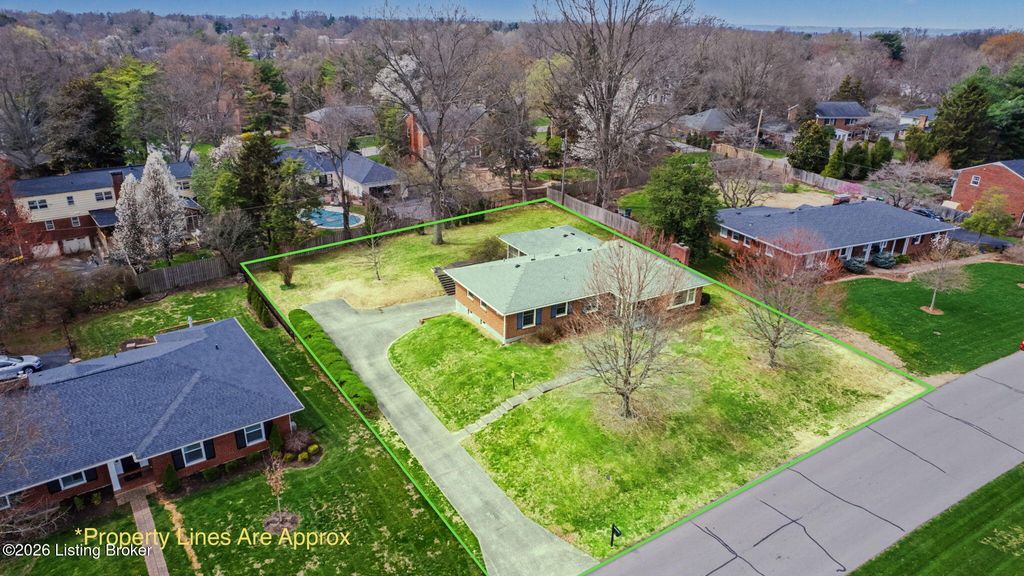 Photo of 2202 Northfield Dr, Northfield, KY 40222 (MLS # 1711626)