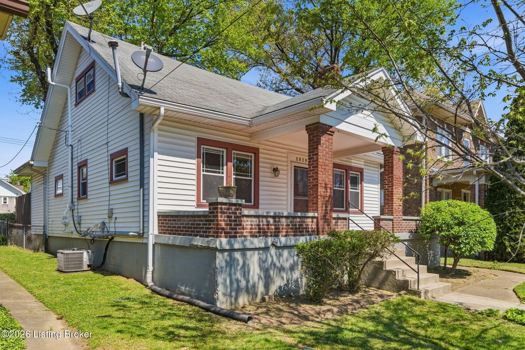 Photo of 1919 Roanoke Ave, Louisville, KY 40205 (MLS # 1714531)