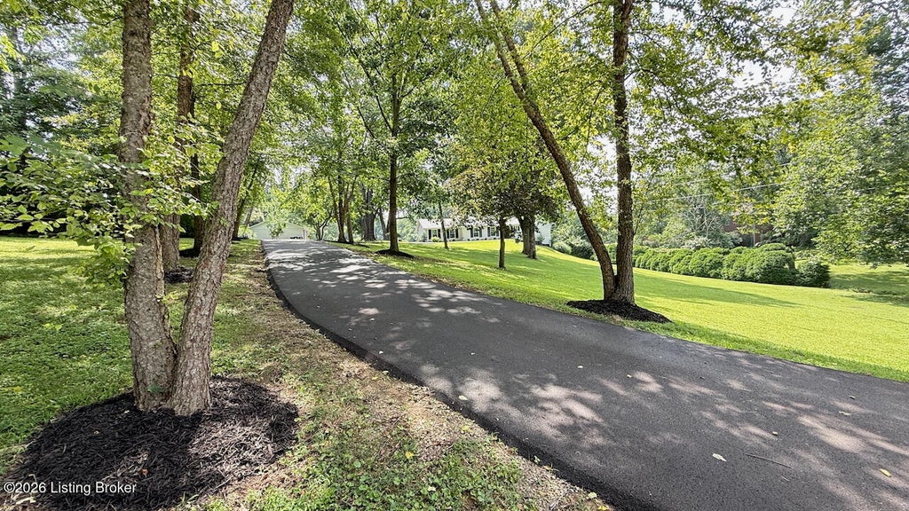 Photo of 702 Dorsey Ln, Louisville, KY 40223 (MLS # 1722884)