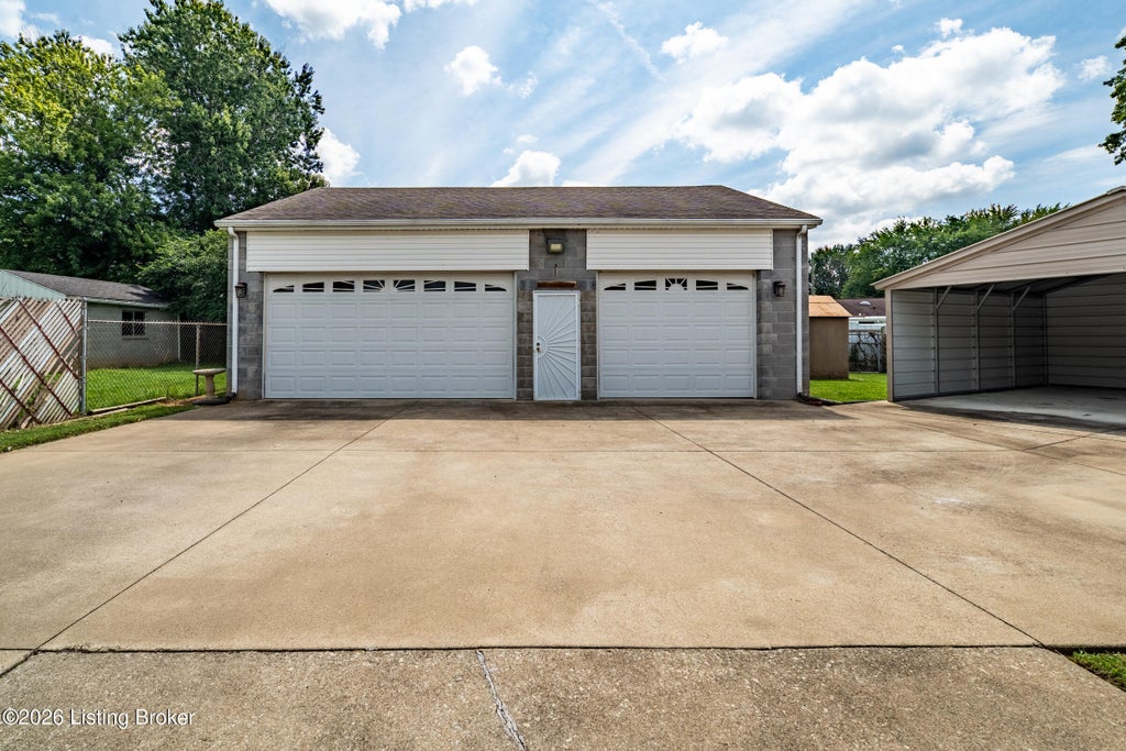 Photo of 6213 Gayle Dr, Louisville, KY 40219 (MLS # 1725122)