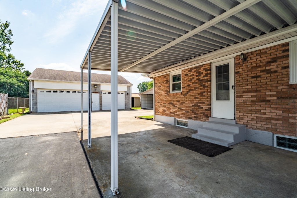Photo of 6213 Gayle Dr, Louisville, KY 40219 (MLS # 1725122)