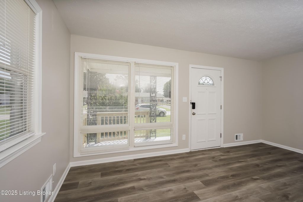 Photo of 8300 Pandorea Dr, Louisville, KY 40258 (MLS # 1704505)