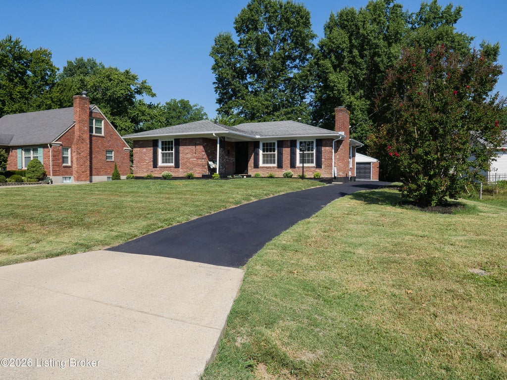 Photo of 6836 Green Meadow Cir, Louisville, KY 40207 (MLS # 1733228)