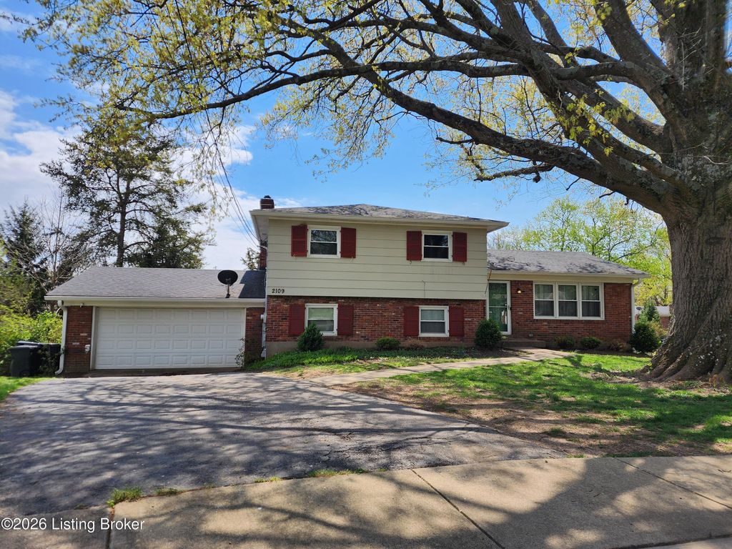 Photo of 2109 Gateway Ct, Jeffersontown, KY 40299 (MLS # 1713875)