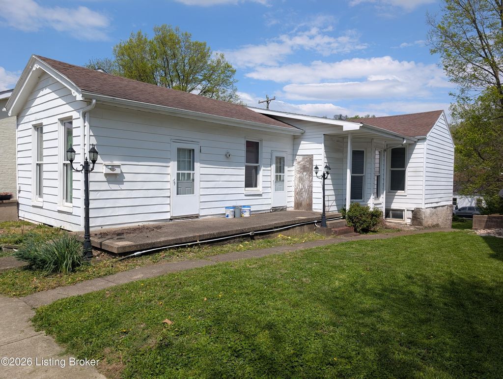 Photo of 628 W 3rd St, Madison, IN 47250 (MLS # 1714717)