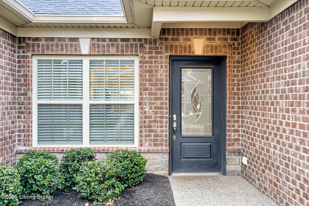Photo of 6903 Winnie Way, Louisville, KY 40228 (MLS # 1705228)