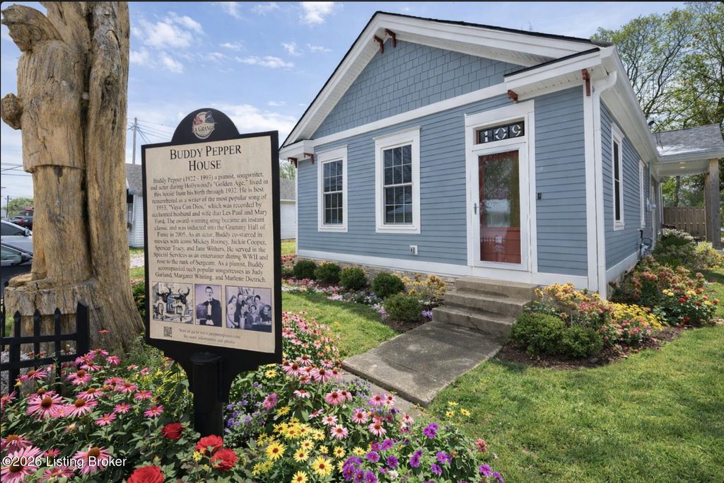 Photo of 109 S Walnut St, La Grange, KY 40031 (MLS # 1709463)