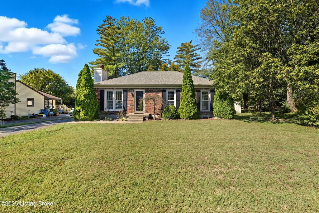 Photo of 6905 Village Green Blvd, Pewee Valley, KY 40056 (MLS # 1700889)