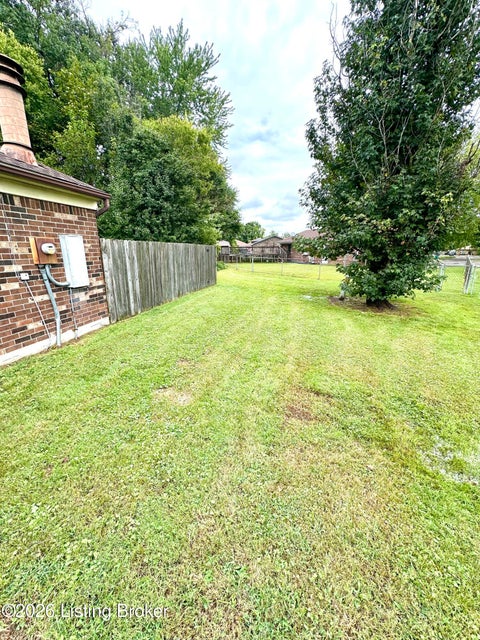 Tiny photo for 10903 Lanette Ct, Louisville, KY 40229 (MLS # 1728959)
