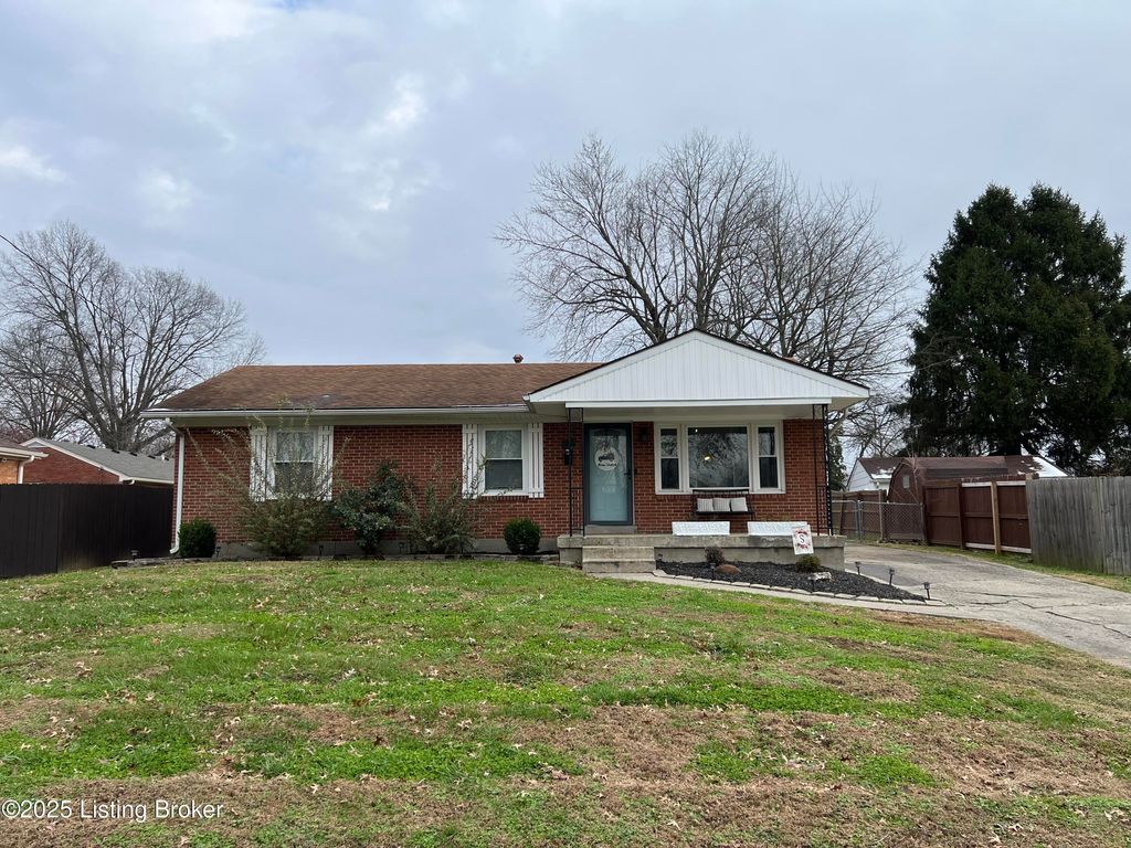 Photo of 6239 Blaze Way, Louisville, KY 40272 (MLS # 1705041)