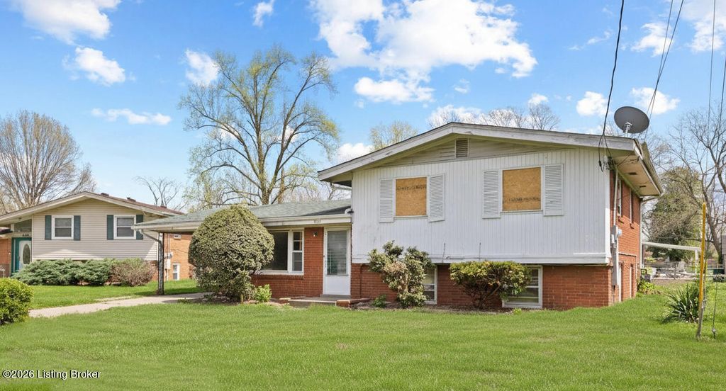 Photo of 2403 Elkhorn Ln, Louisville, KY 40216 (MLS # 1713253)