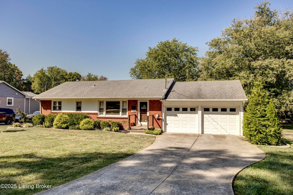 Photo of 108 Woodlawn Ave, La Grange, KY 40031 (MLS # 1698160)
