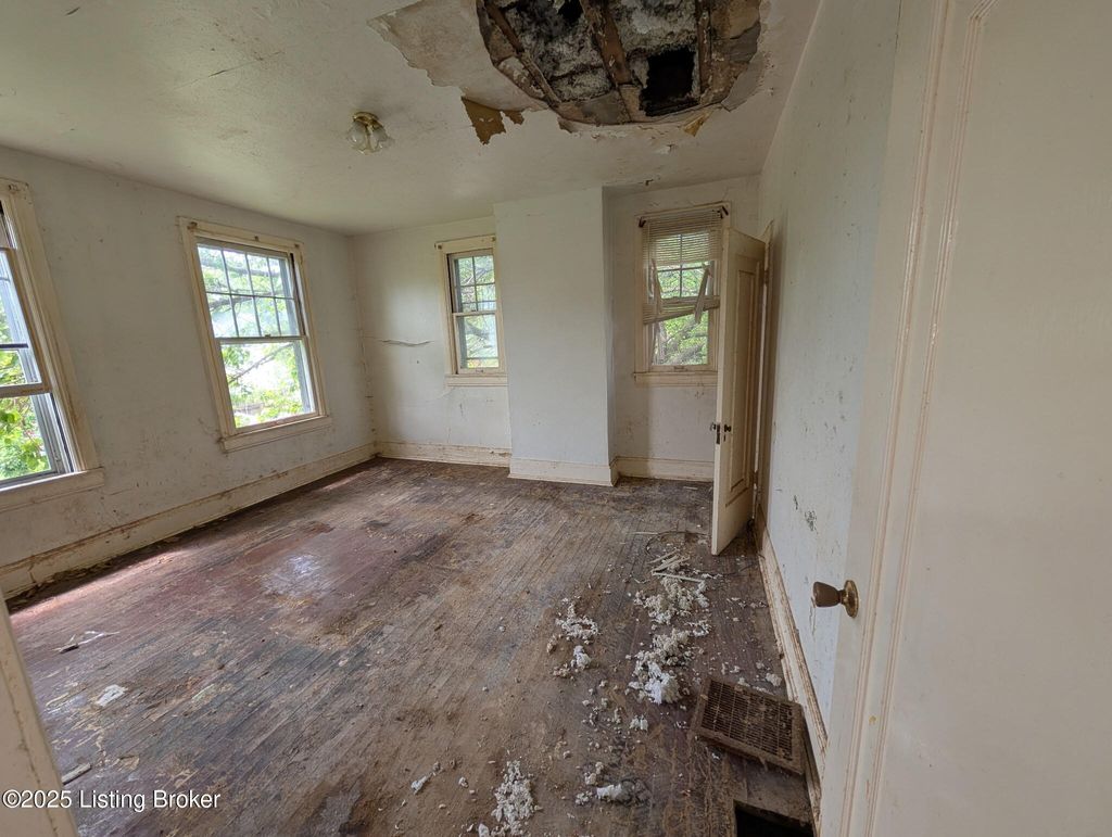 Photo of 716 Cedar Grove Ct, Louisville, KY 40212 (MLS # 1712202)