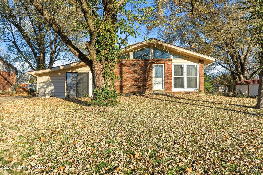 Photo of 708 Lakeview Ave, La Grange, KY 40031 (MLS # 1703274)