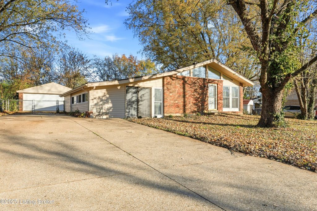 Photo of 708 Lakeview Ave, La Grange, KY 40031 (MLS # 1703274)