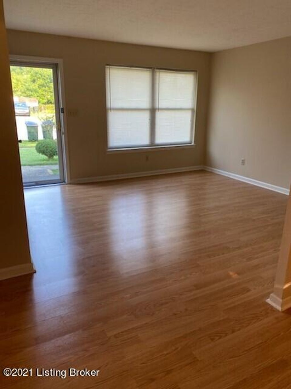 Photo of 4015 Tally Ho Ct, Jeffersontown, KY 40299 (MLS # 1708290)