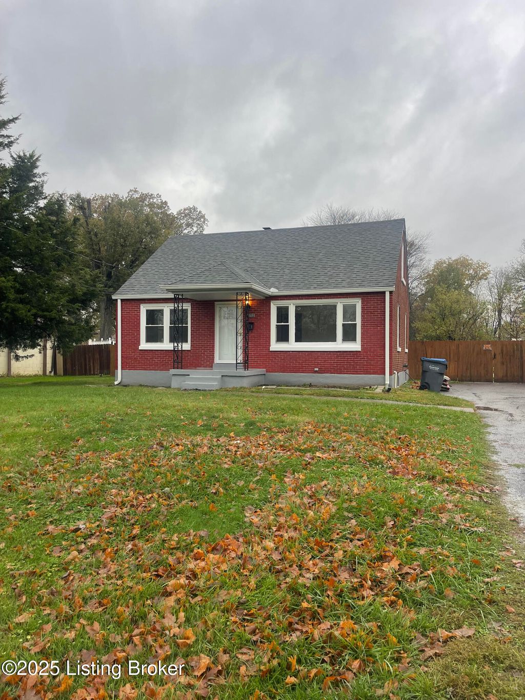 Photo of 6732 Marian Dr, Louisville, KY 40216 (MLS # 1705629)