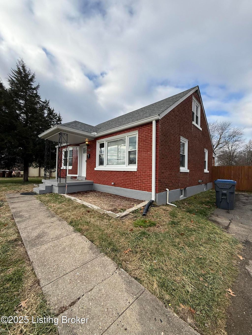 Photo of 6732 Marian Dr, Louisville, KY 40216 (MLS # 1705629)