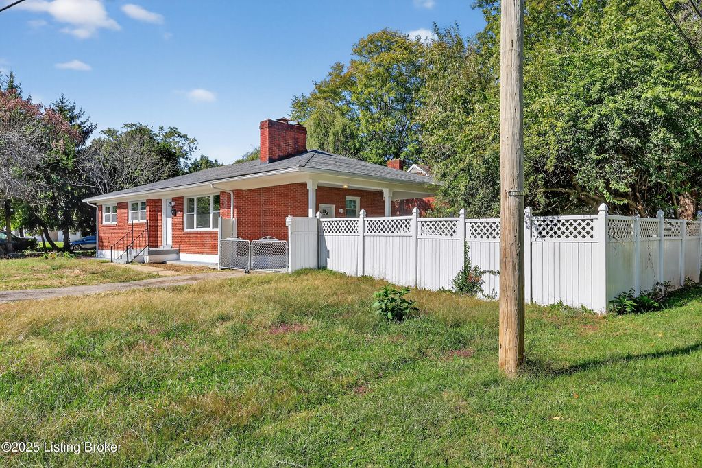 Photo of 1959 Bashford Manor Ln, Louisville, KY 40218 (MLS # 1718867)