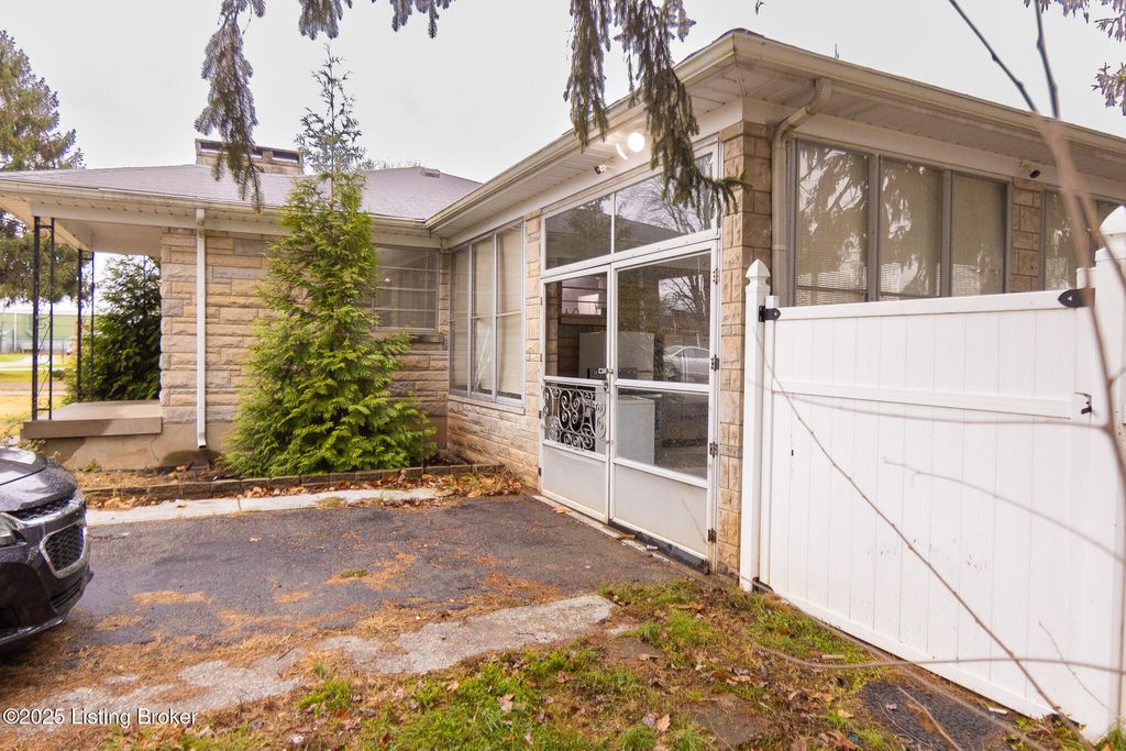 Photo of 8429 Newstead Ave, Louisville, KY 40219 (MLS # 1705591)