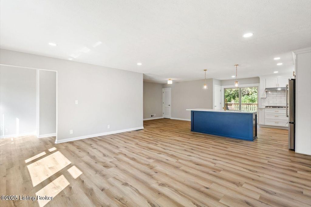 Photo of 605 Glen Ct, Louisville, KY 40207 (MLS # 1713026)