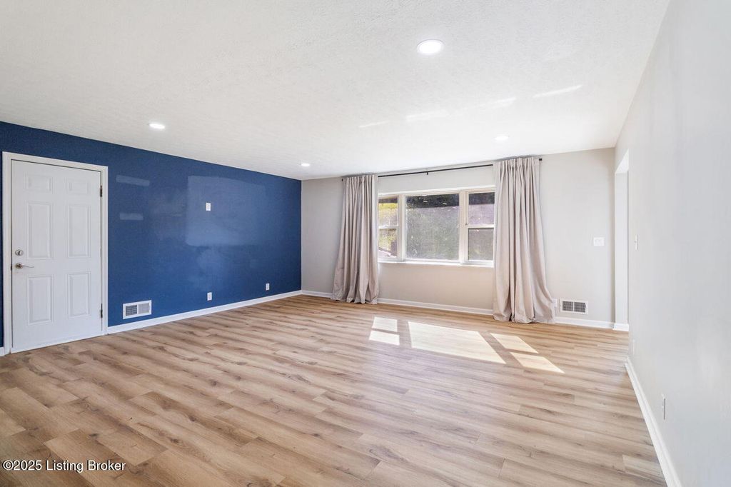 Photo of 605 Glen Ct, Louisville, KY 40207 (MLS # 1713026)