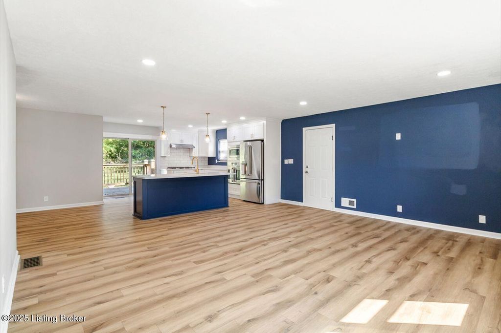 Photo of 605 Glen Ct, Louisville, KY 40207 (MLS # 1713026)