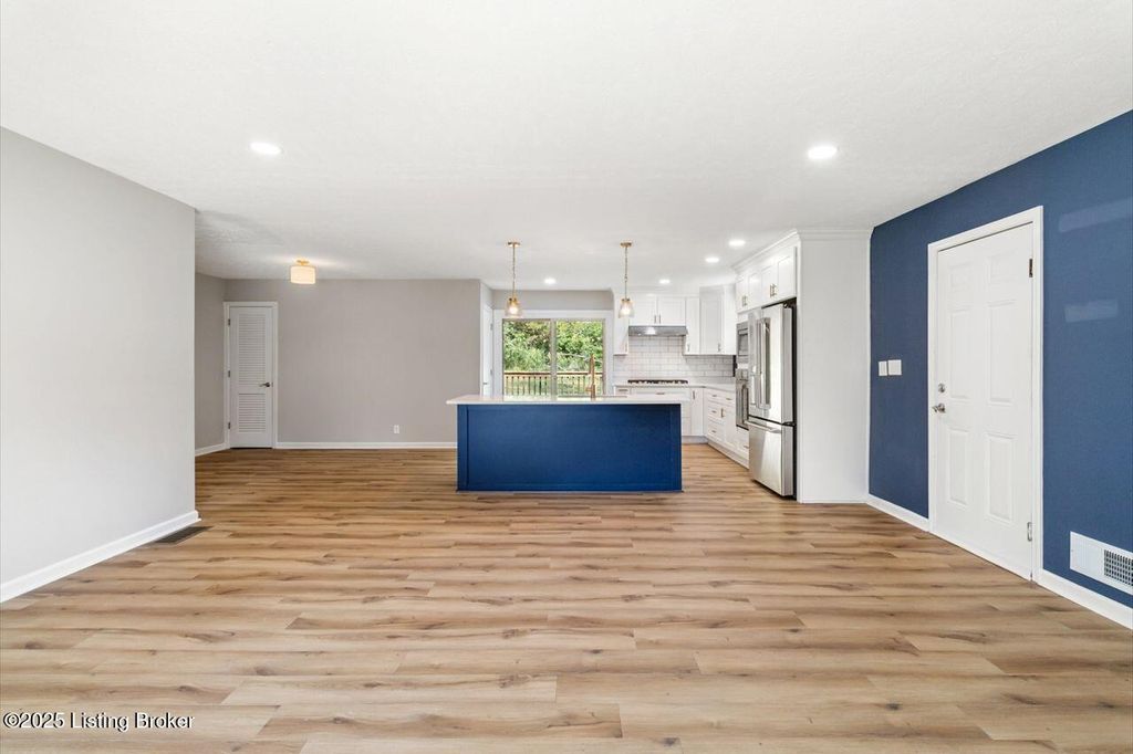 Photo of 605 Glen Ct, Louisville, KY 40207 (MLS # 1713026)