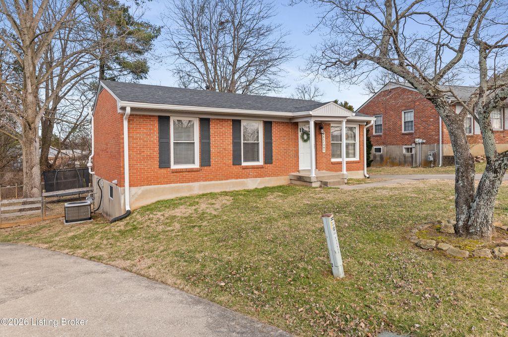 Photo of 11603 Chasewood Ct, Louisville, KY 40229 (MLS # 1708987)