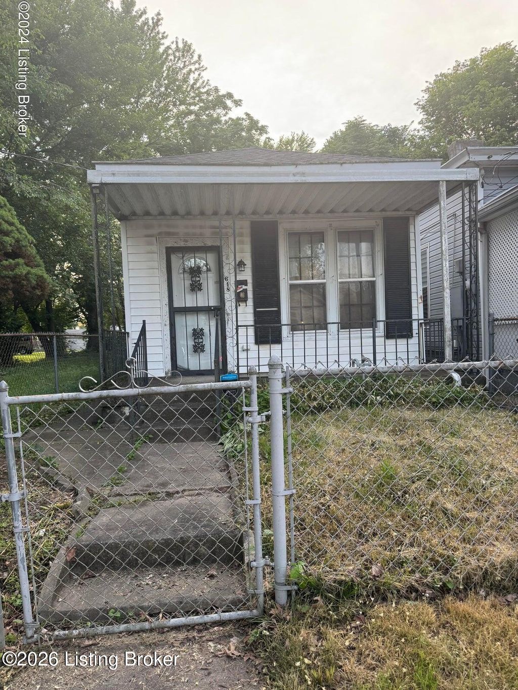 Photo of 618 N 24th St, Louisville, KY 40212 (MLS # 1708927)