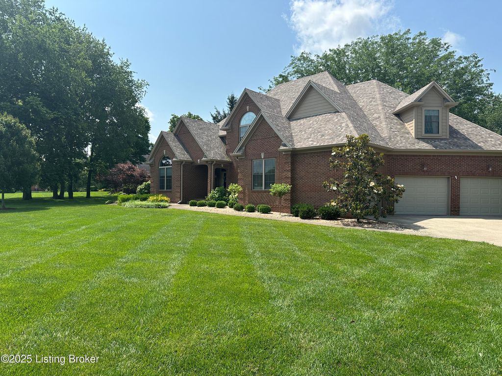 Photo of 5020 Lupreese Ln, Versailles, KY 40383 (MLS # 1705739)