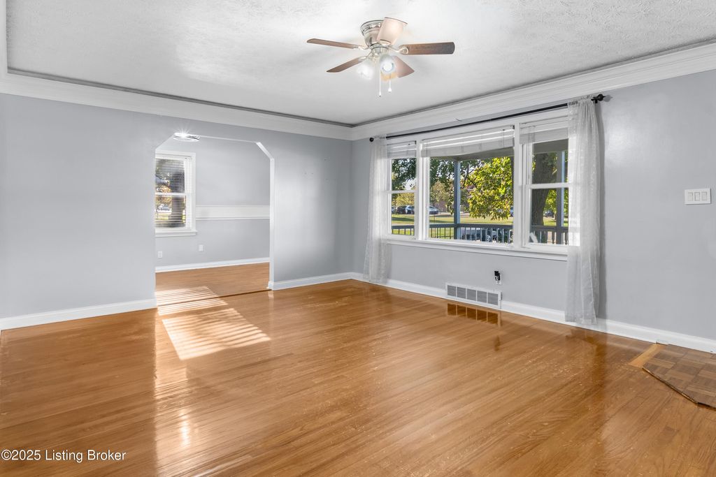 Photo of 3409 Lees Ln, Louisville, KY 40216 (MLS # 1701640)
