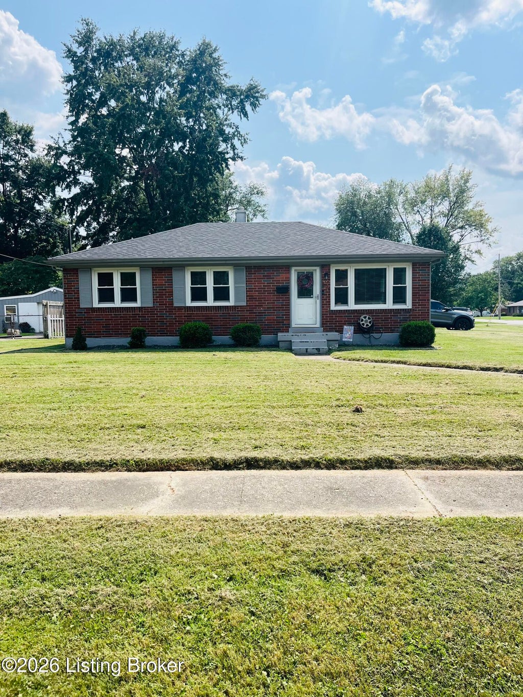 Photo of 2024 Dixie Garden Dr, Louisville, KY 40272 (MLS # 1725817)