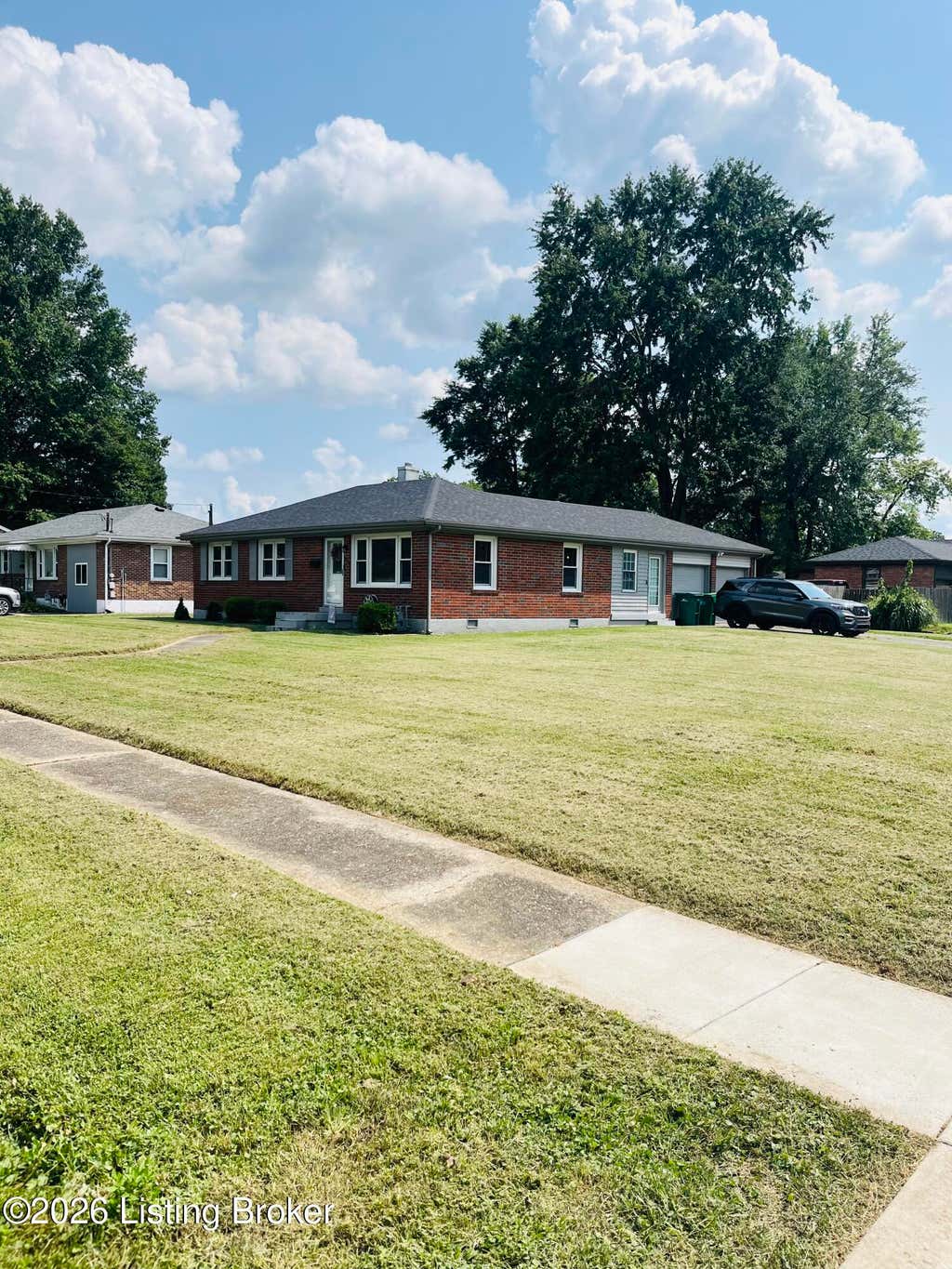 Photo of 2024 Dixie Garden Dr, Louisville, KY 40272 (MLS # 1725817)