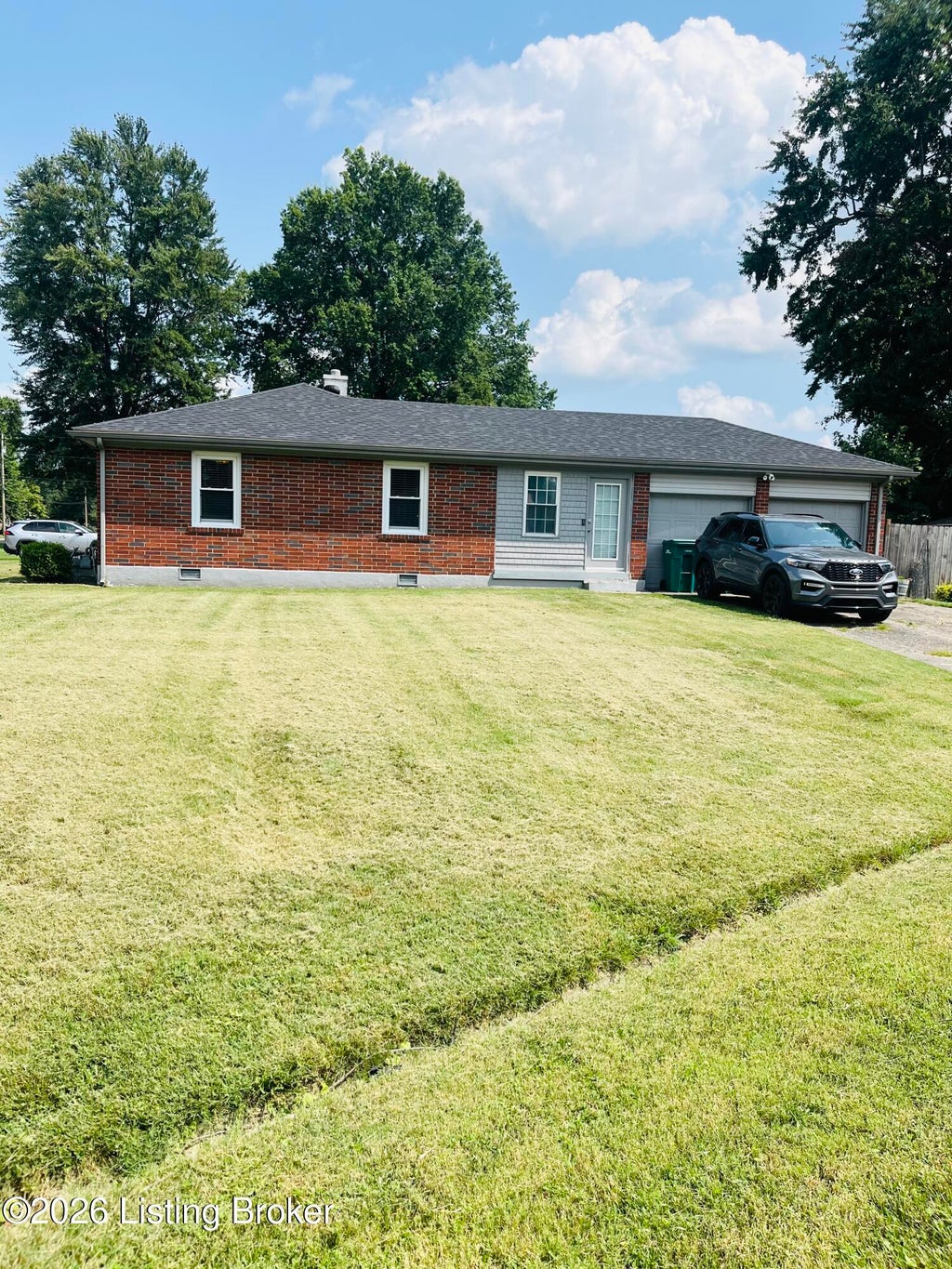 Photo of 2024 Dixie Garden Dr, Louisville, KY 40272 (MLS # 1725817)