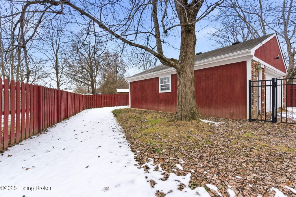 Photo of 7106 McKenna Ct, Louisville, KY 40291 (MLS # 1705715)