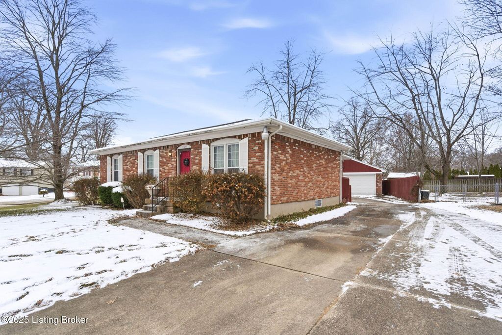 Photo of 7106 McKenna Ct, Louisville, KY 40291 (MLS # 1705715)