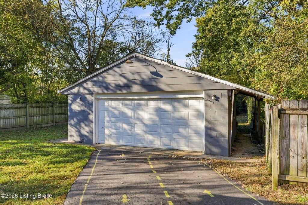 Photo of 9816 Titan Dr, Louisville, KY 40229 (MLS # 1732717)