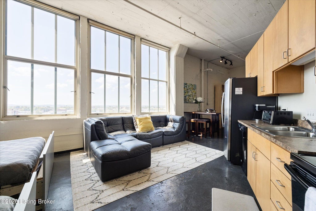 Photo of 815 W Market St #605, Louisville, KY 40202 (MLS # 1729330)