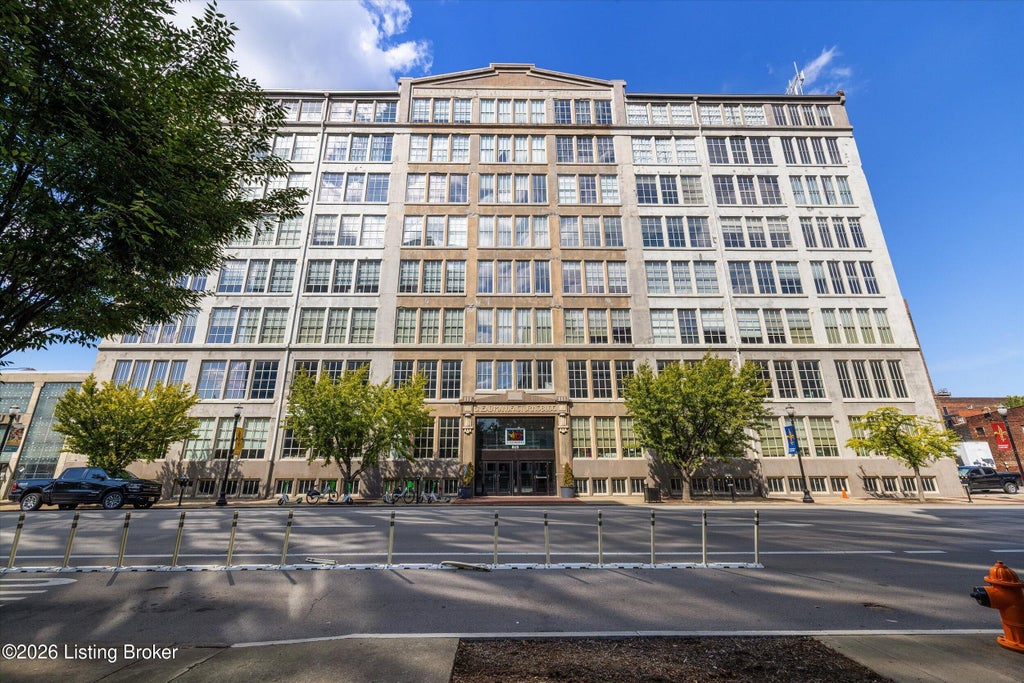 Photo of 815 W Market St #605, Louisville, KY 40202 (MLS # 1729330)