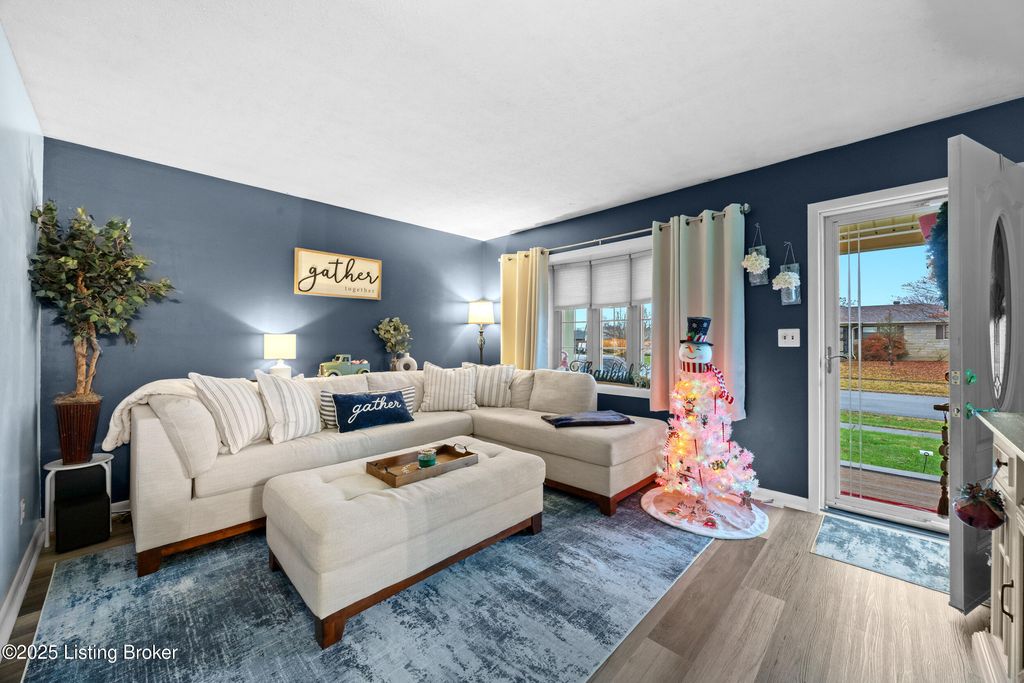 Photo of 2312 Darrell Dr, Louisville, KY 40216 (MLS # 1705511)